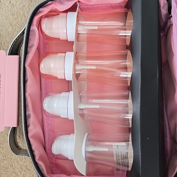 Juicy Couture 4 Pack Travel Bottles and Cosmetic Bag 100 ml TSA Approved - Picture 9 of 10